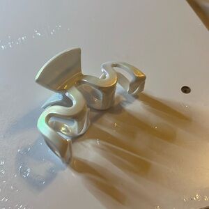 Claw clip for your hair and a wavy pattern